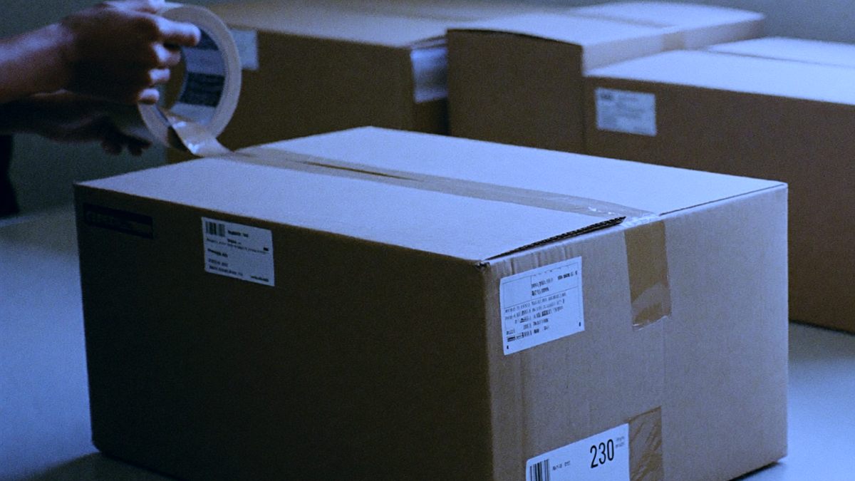Taşınmaya hazırlanan koli kutuları paketleniyor